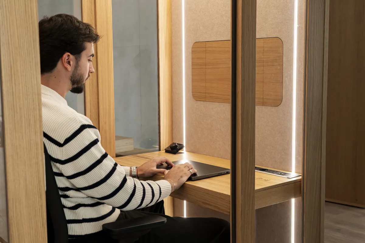 Personne travaillant au plan de travail d’une cabine Haven Focus